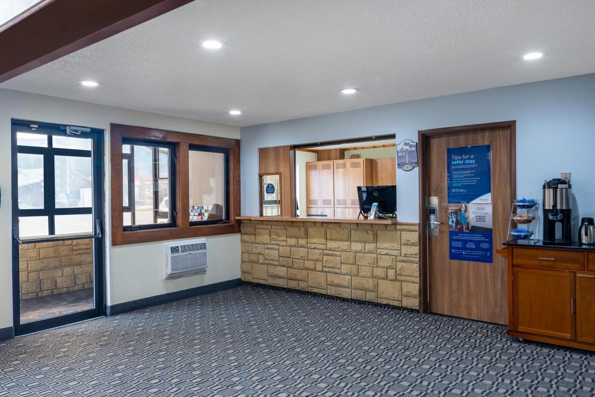 Super 8 By Wyndham Livingston Yellowstone Buitenkant foto