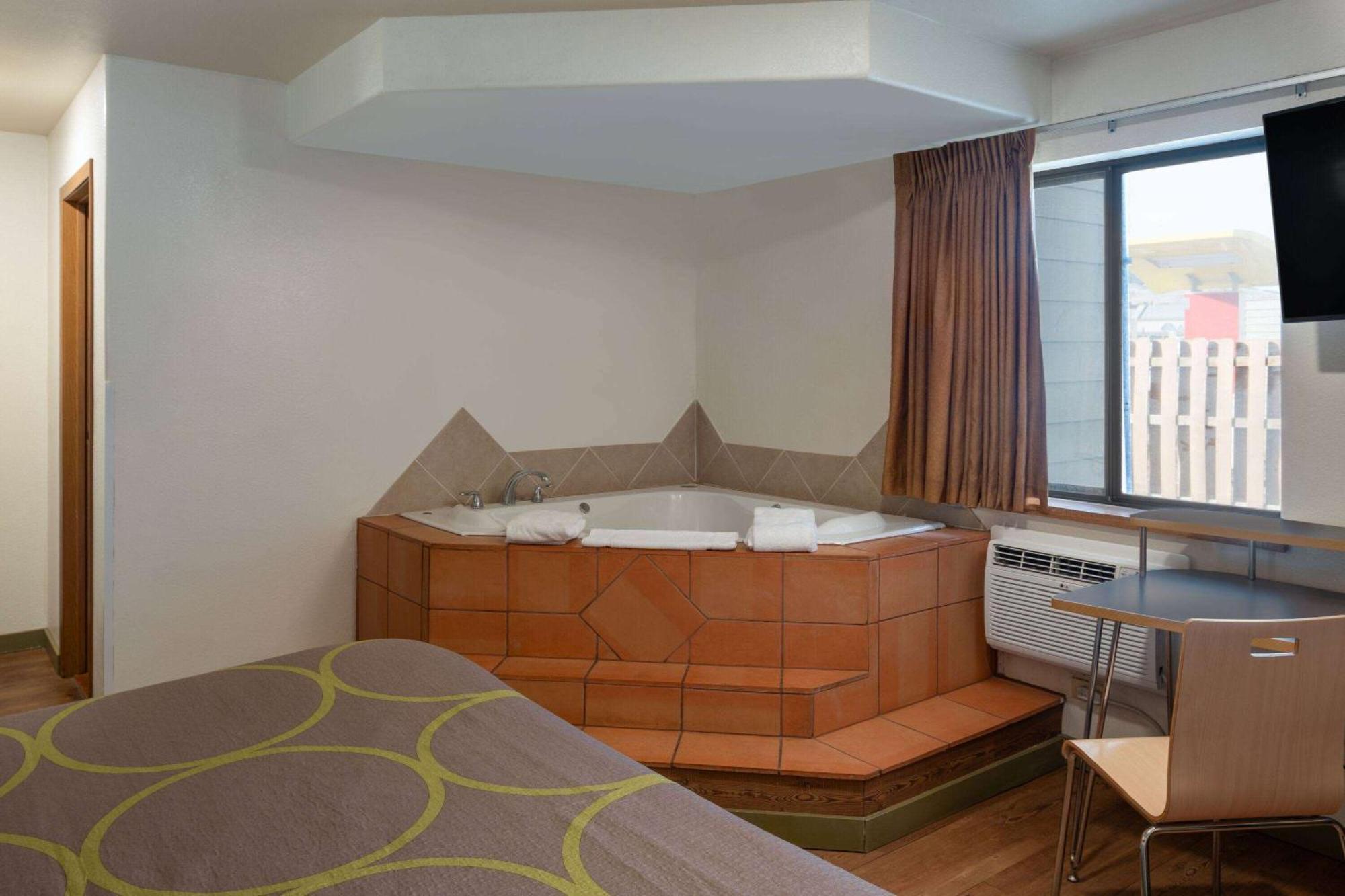 Super 8 By Wyndham Livingston Yellowstone Buitenkant foto