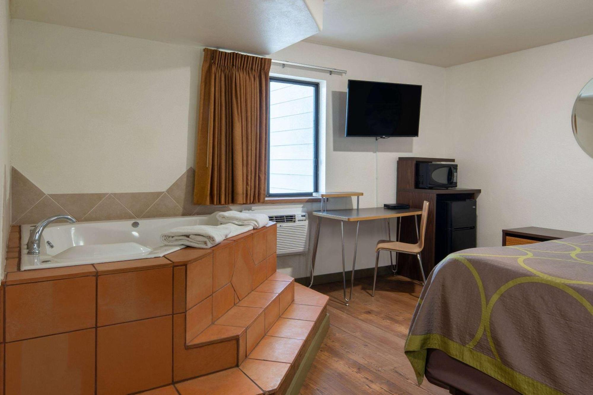 Super 8 By Wyndham Livingston Yellowstone Buitenkant foto