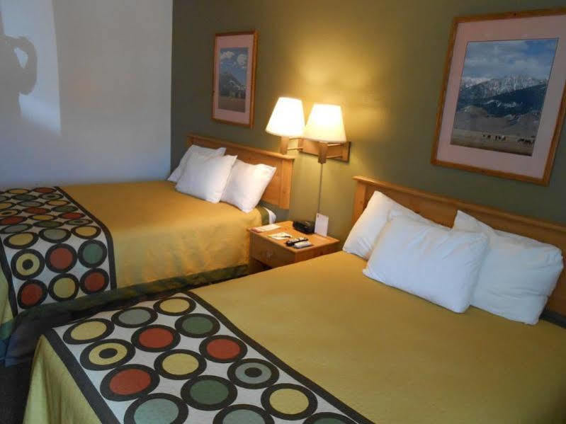 Super 8 By Wyndham Livingston Yellowstone Buitenkant foto